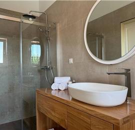 2 bedroom villa with heated pool & tennis court near Zadar, sleeps 4